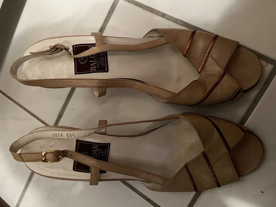 Echt Leder italienische Damen-Sandaletten beige, Absatz. Größe 39 in Bad Berleburg