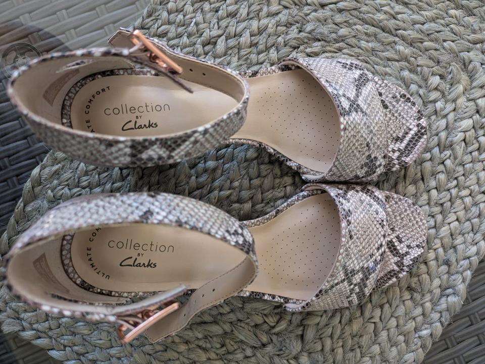 CLARKS Sandalen, beige, braun, Python, Gr. 38, NEU mit Etikett ** in Freiberg am Neckar