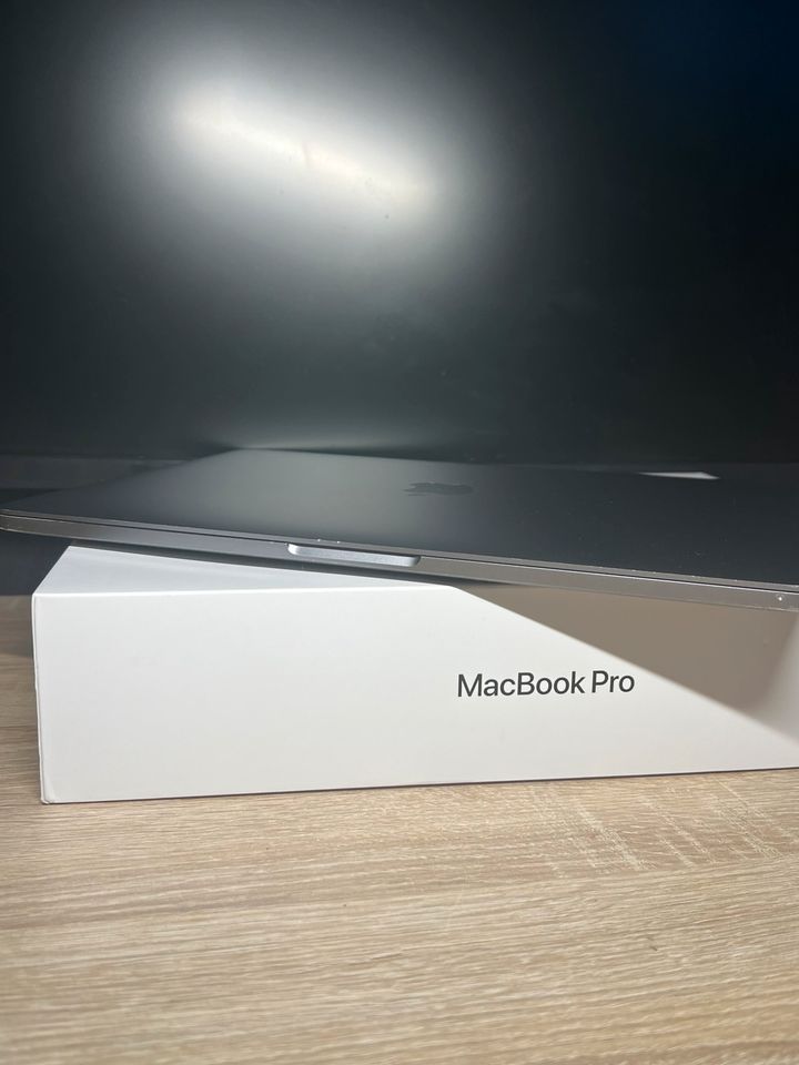 Macbook Pro 13 . 2020 in Berlin