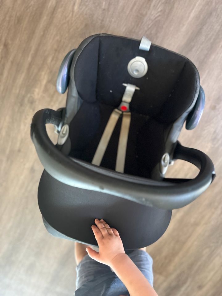 Maxi Cosi Babyschale Babysitz in Wentorf