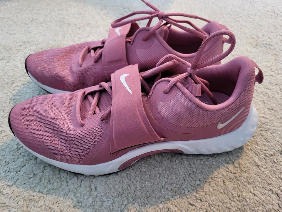 Nike Schuhe neuwertig Gr. 42.5 in Beelitz