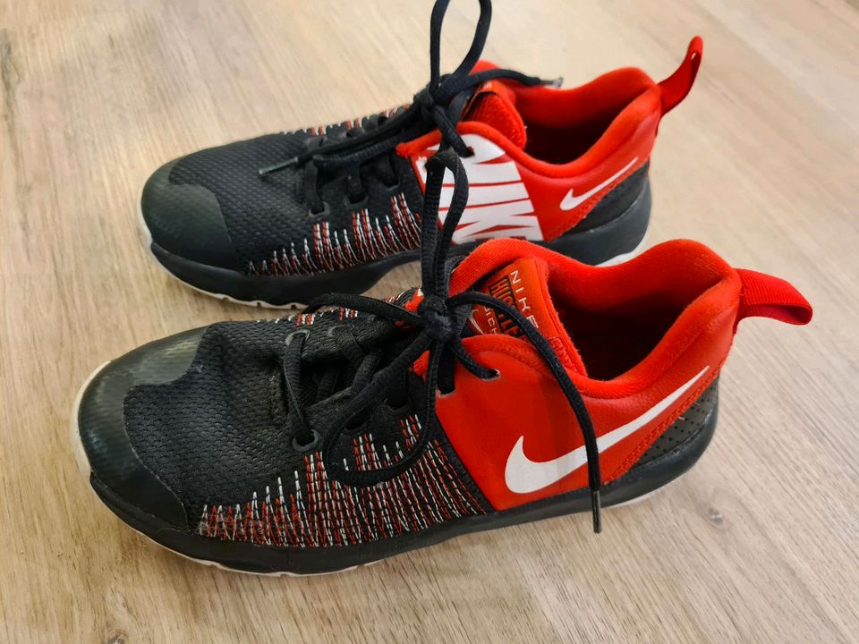 Nike Hustle Turnschuhe 36 schwarz rot Sneakers in Bergisch Gladbach