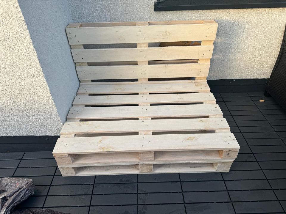 Paletten Sofa mit Kissen und Abdeckung in Aue