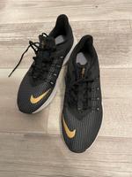 Nike Sneaker schwarz Gold 39 neu Hessen - Niedenstein Vorschau