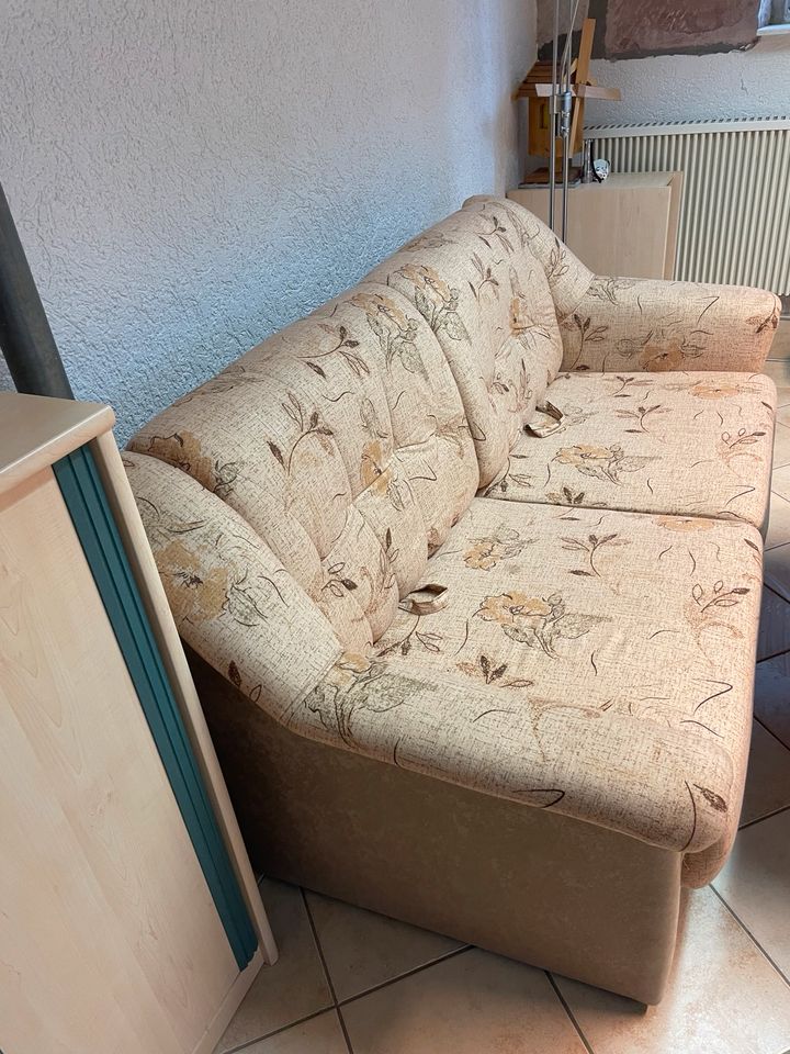 ausklappbare Zweisitzer-Couch in Bad Salzungen