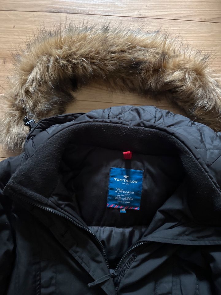 Schwarze Winterjacke Damen  Gr. 38 in Pinneberg