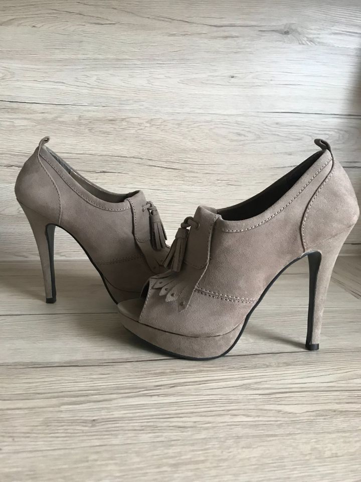 38 Schuhe Pumps high Heels Stiefeletten braun grau Nieten Lack in Monheim am Rhein