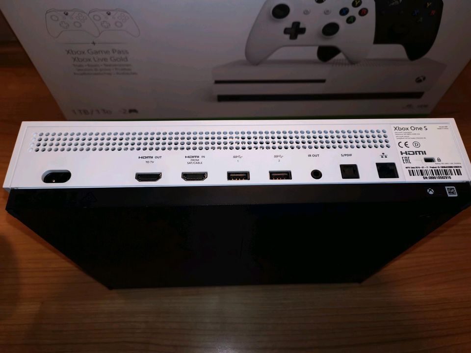 Xbox One S 1 TB mit 2 Controller + OVP, ohne Spiel. in Arberg