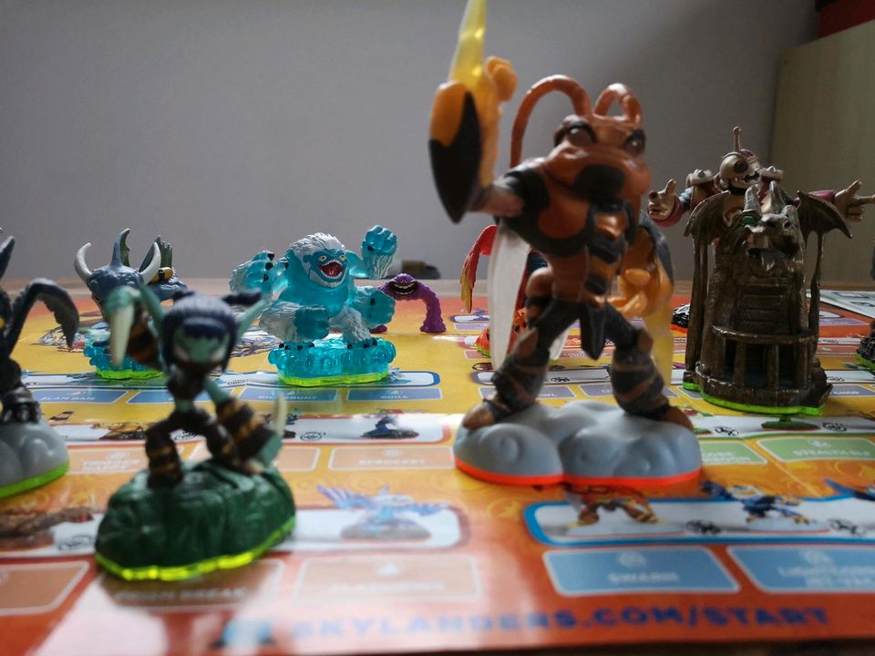 Skylanders Portal of Power + 15 Figuren in Hamburg