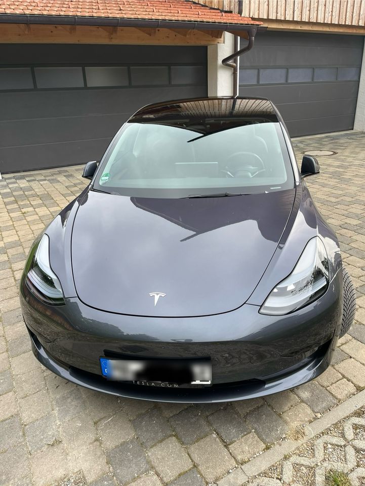 Tesla Model 3 RWD, 2023er Modell, Ganzjahresreifen in Gmund