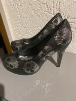 Pumps High Heels Totenkopf Pumps Gr.40 Nordrhein-Westfalen - Düren Vorschau