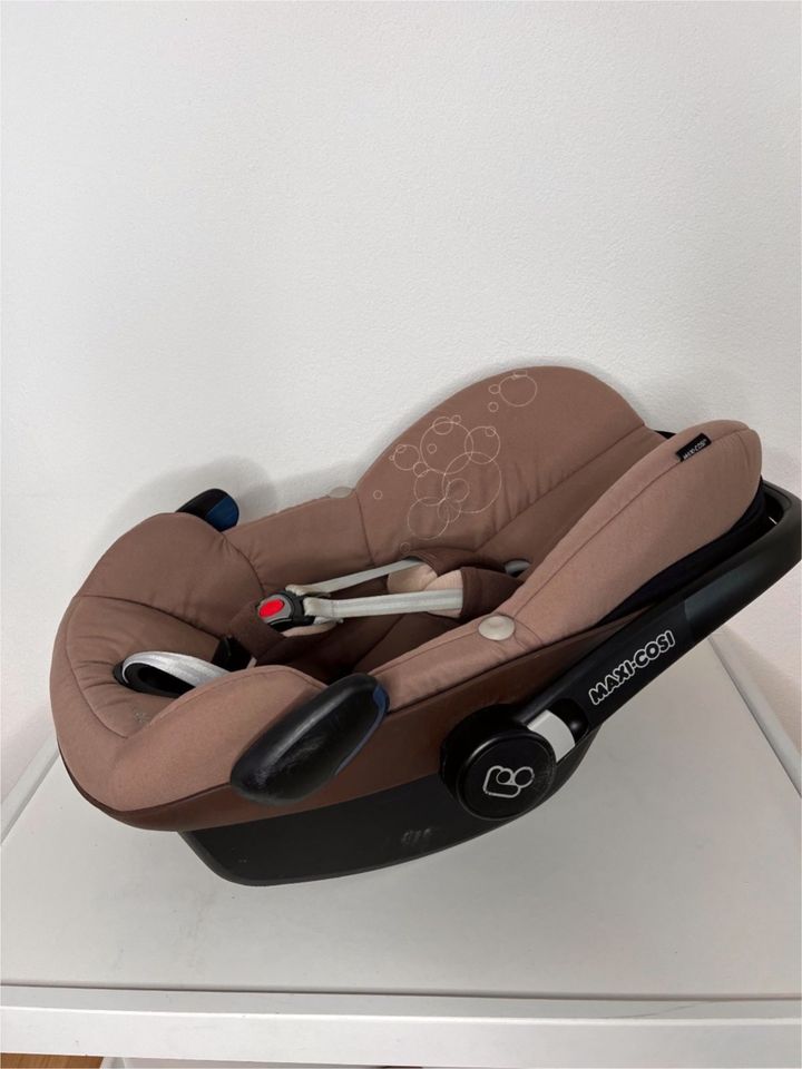 Babyschale MAXI-COSI PEBBLE, braun mit Zubehör - guter Zustand! in Neuler