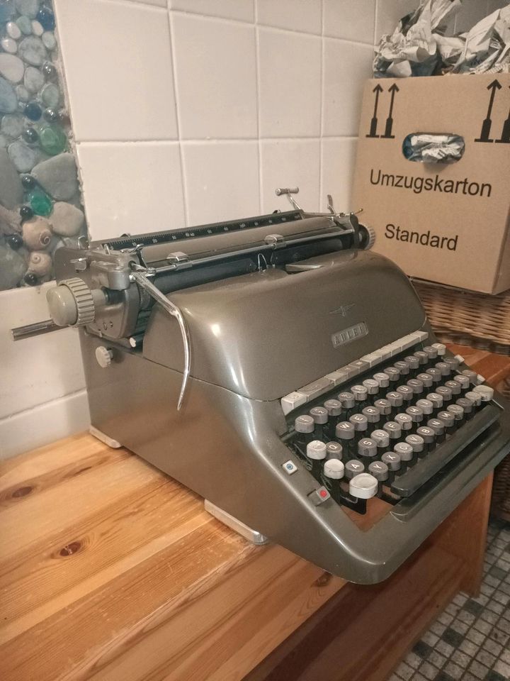 Antike "Adler" Schreibmaschine in Weidenberg