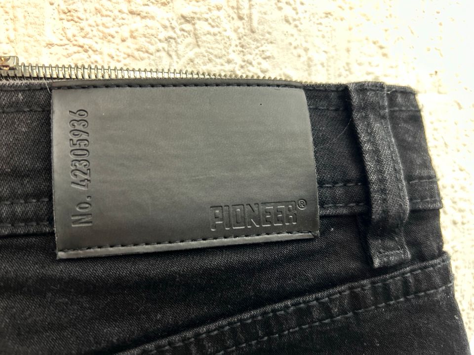 Pioneer Rando Jeans schwarz W33 L30 in Freudenberg
