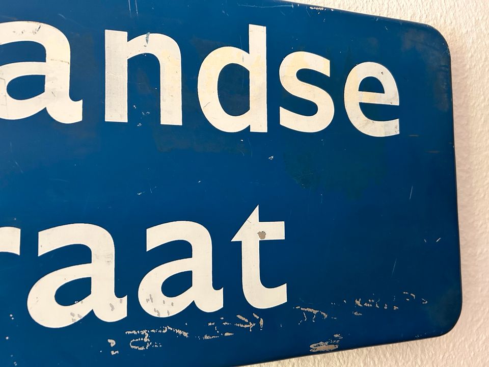 Altes Straßenschild auf Niederländisch • Metallschild aus Holland in Hamburg