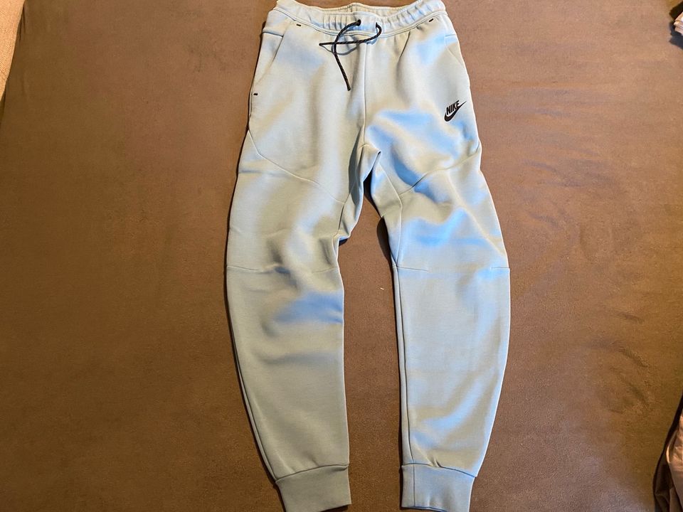 Original NIKE Tech Fleece Jogginghose Jogger hellblau S *TOP* in Berlin