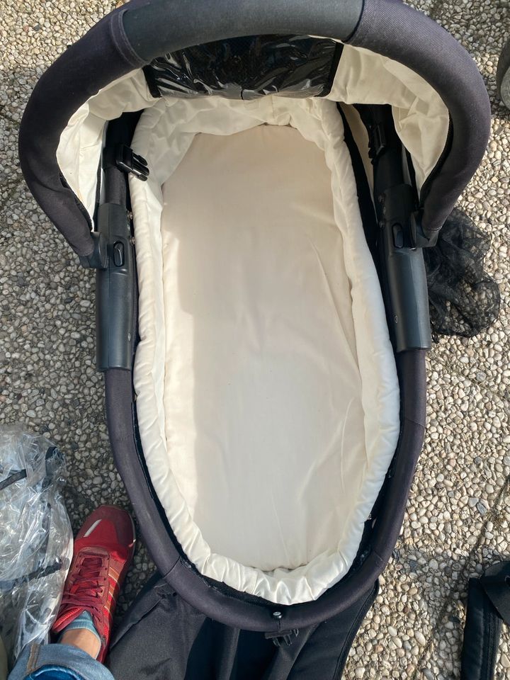 Mutsi Evo Kinderwagen mit Babywanne und Buggy in Tastrup