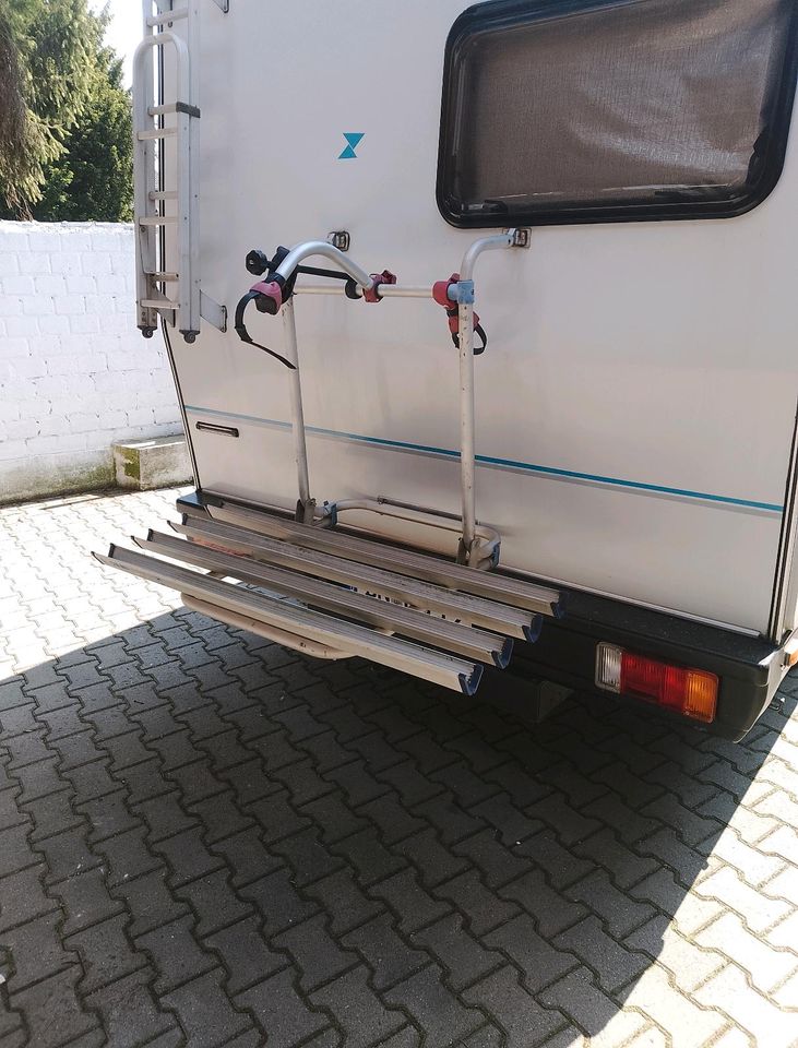 Wohnmobil Camper mit Vorzelt Markise und TV Anlage in Düren