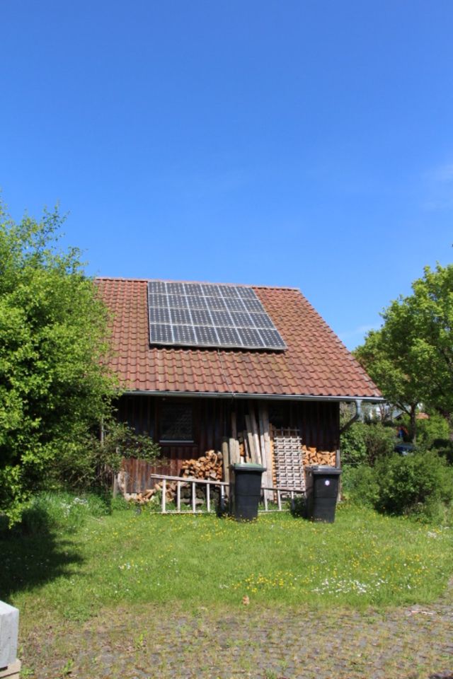 Baubiologisches Einfamilienwohnhaus mit Garagennebengebäude und Garten in Gladenbach