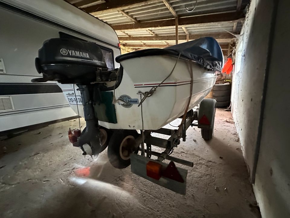 Angelboot mit 5Ps Yamaha Außenbordmotor und Pega Trailer in Südbrookmerland