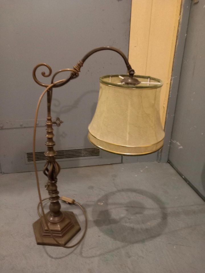 Antike Stehlampe aus Messing in Kempen