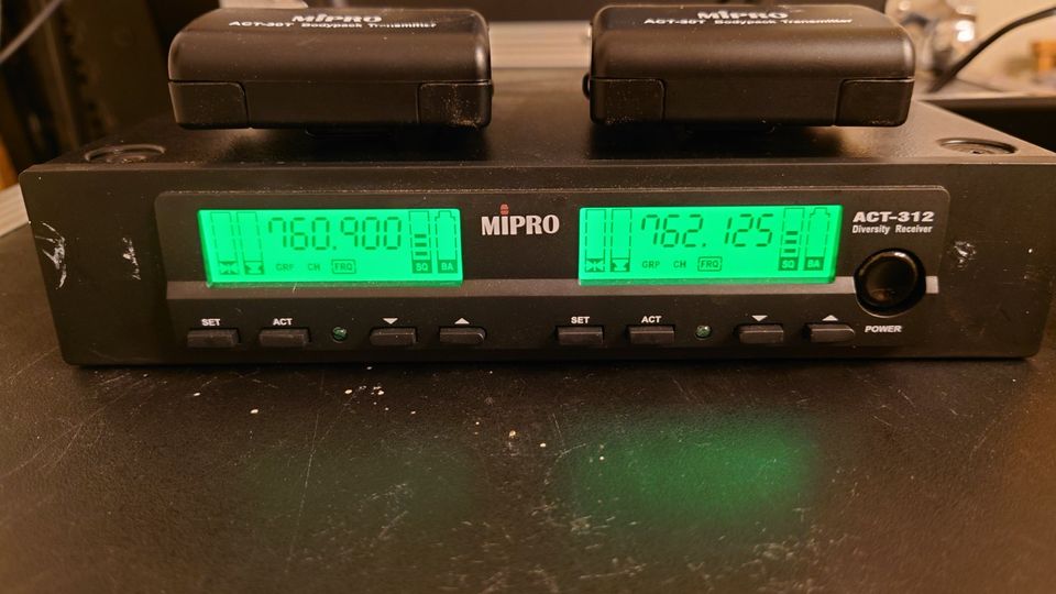 Mipro ACT 312 Doppelempfänger mit 2 Taschensendern Frequenz 7C in Berlin