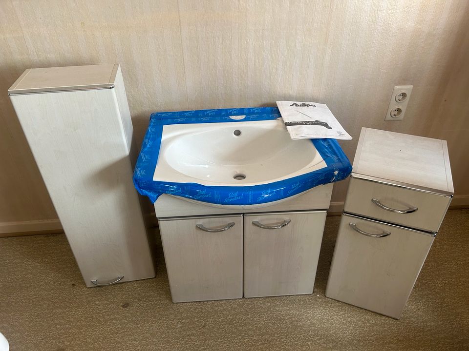 Badezimmermöbel Sanipa 3-teilig Waschbecken Schränke in Kassel