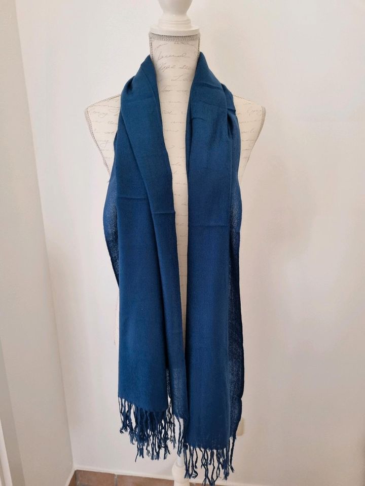Blaues Tuch / Schal von Zara in Neufahrn