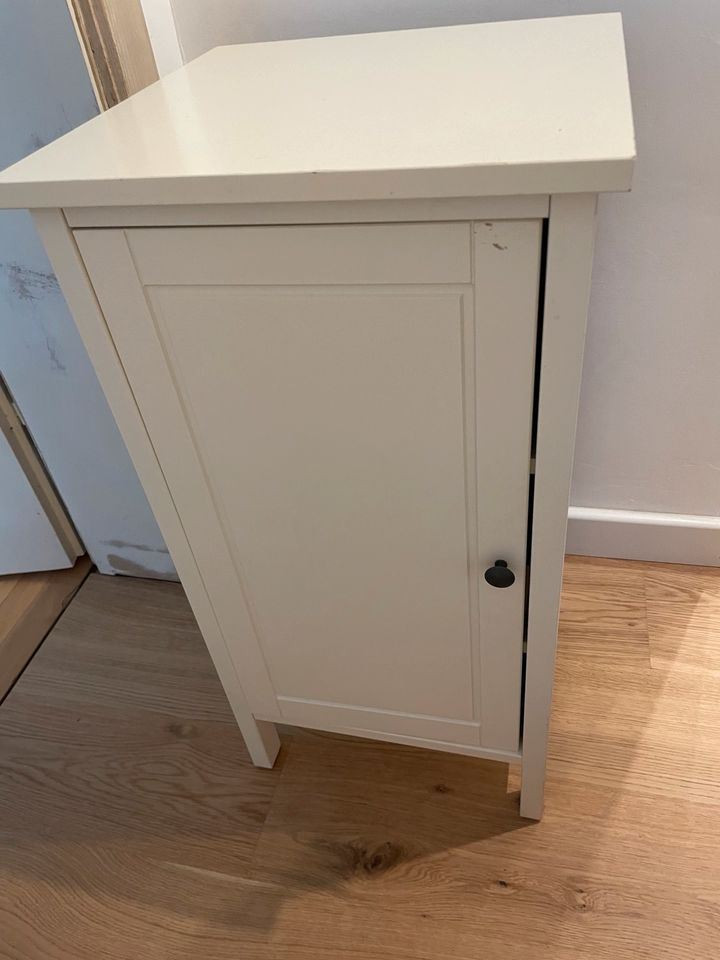 Ikea Hemnes Nachttisch mit Tür in Freiburg im Breisgau