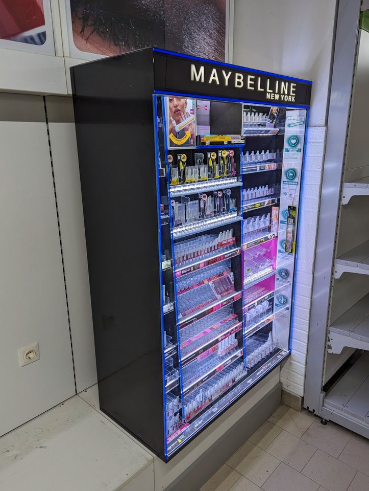 Make Up Regal - Original Maybelline - mit Beleuchtung - Kosmetik Verkaufsregal Warenständer Warenpräsentation Verkaufsständer Warenregal Lagerregal Drogeriemarkt in Leipzig