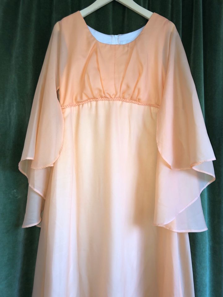 Wunderschönes Pfirsichfarbenes Original 70er Jahre Kleid Cape in Diera-Zehren