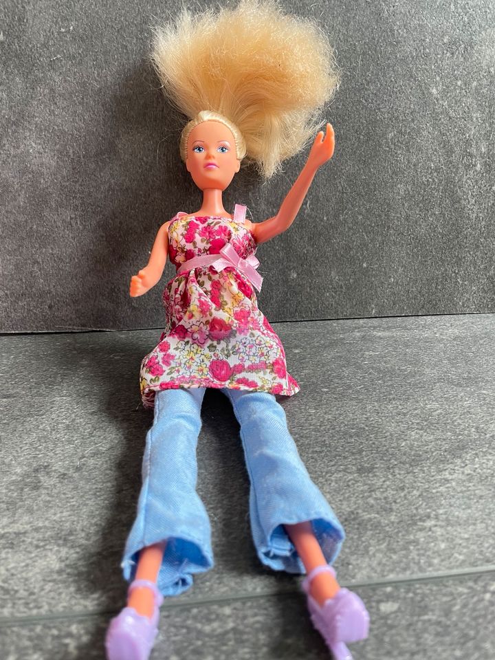 Schwangere Barbie Puppe in Eggersdorf