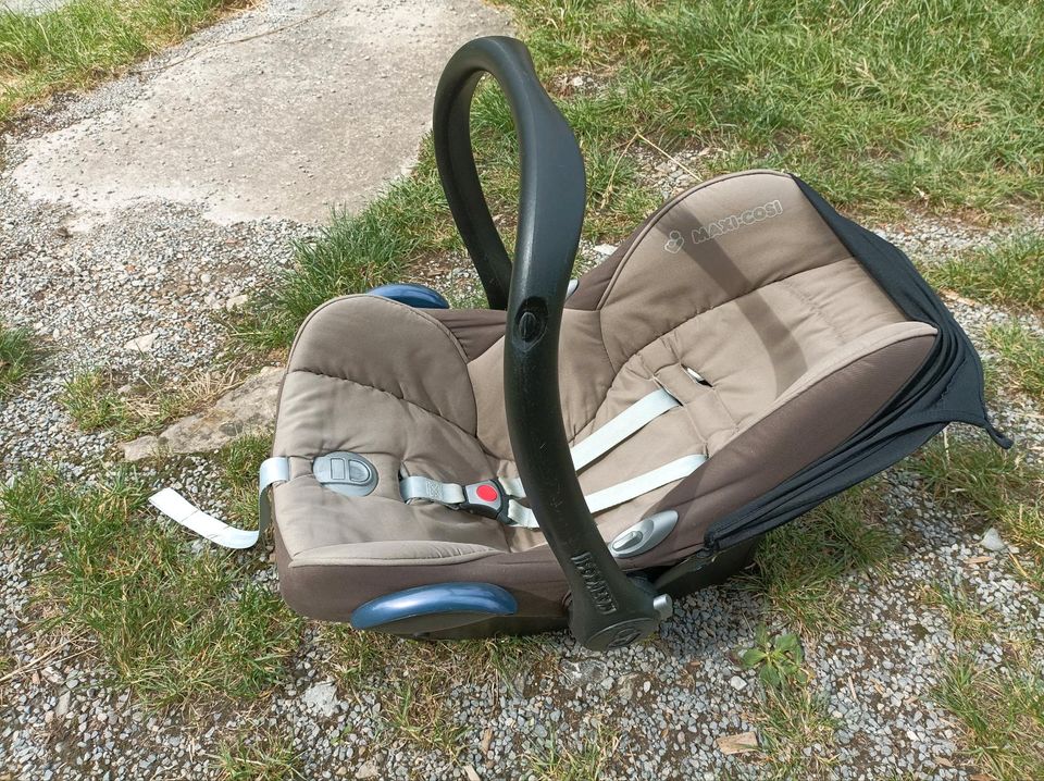 Babyschale Maxi Cosi Auto Kindersitz in Jettingen