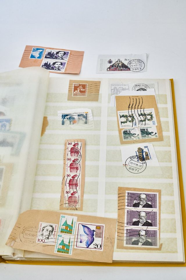 Konvolut von Briefmarken inkl. 2 Alben in Stuttgart