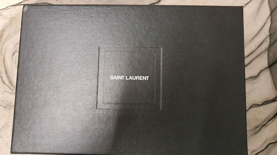 Cartier, Prado, Saint Laurent,  Chanel Verpackung, in München