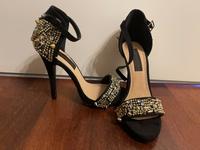 Sandalen mit Absatz, Nieten und Perlen schwarz/Gold Niedersachsen - Langenhagen Vorschau
