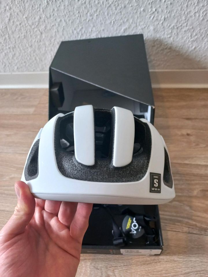 Oakley Aro 3 Lite Helm *Neu* in Dresden