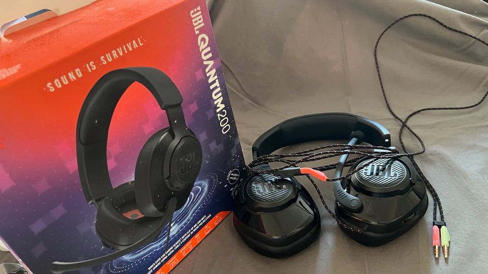 JBL Quantum 200 over ear gaming headset. in Marburg