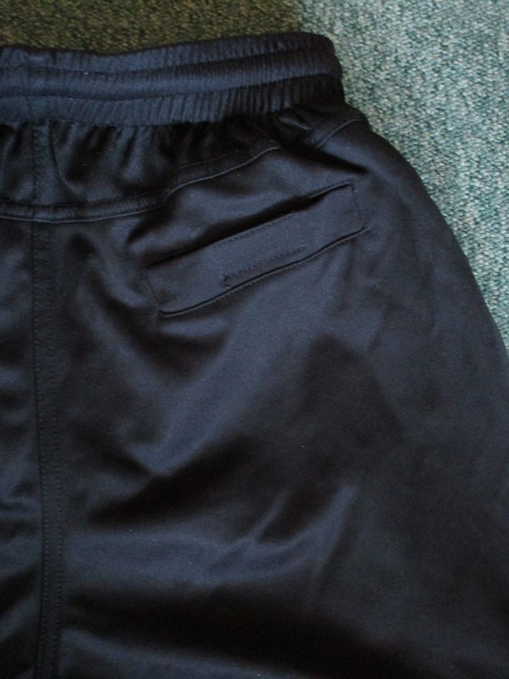 Kurze Sporthose Schiedsrichterhose Trikot schwarz Gr. 4 Saller in Ober-Mörlen