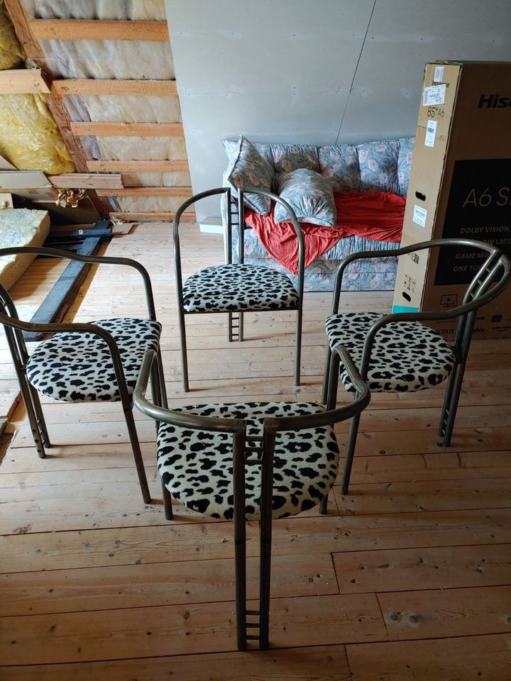 4 Stahlrohr Stühle mit Kuhfell-Sitzfläche auch 90er-Jahre in Trittau