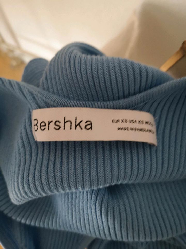 Feinstrickkleid Kleid Bershka in Sexau