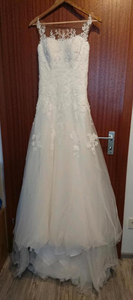 Brautkleid von Lilly in 34/36 mit Jäckchen, Tasche und Haarreif in Ottweiler