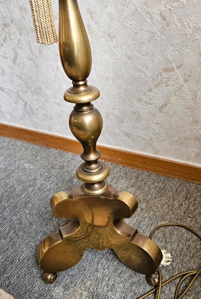 Vintage Stehlampe mit massivem Messing Fuß in Schüttorf