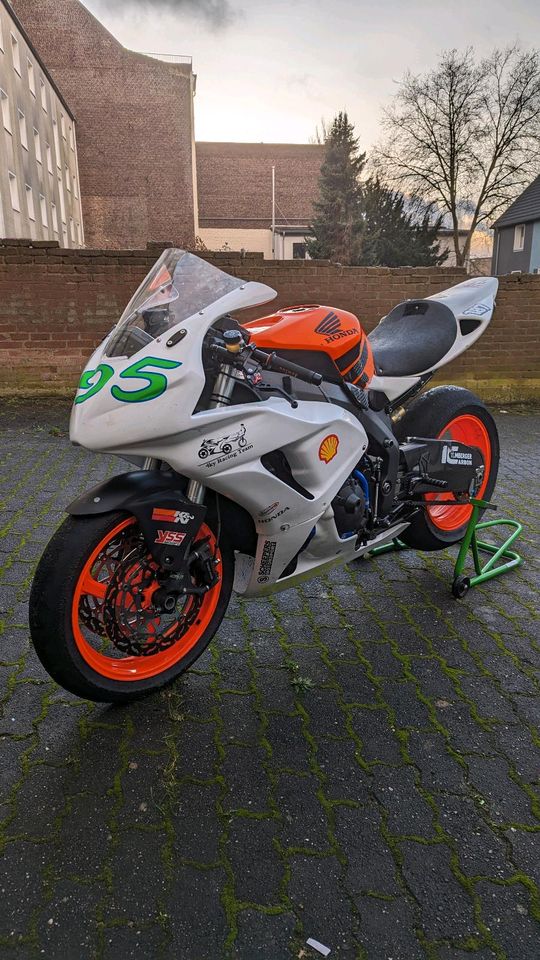 HONDA CBR 1000 RR SC57 Racebike Rennstrecke Tracktool in Ratingen