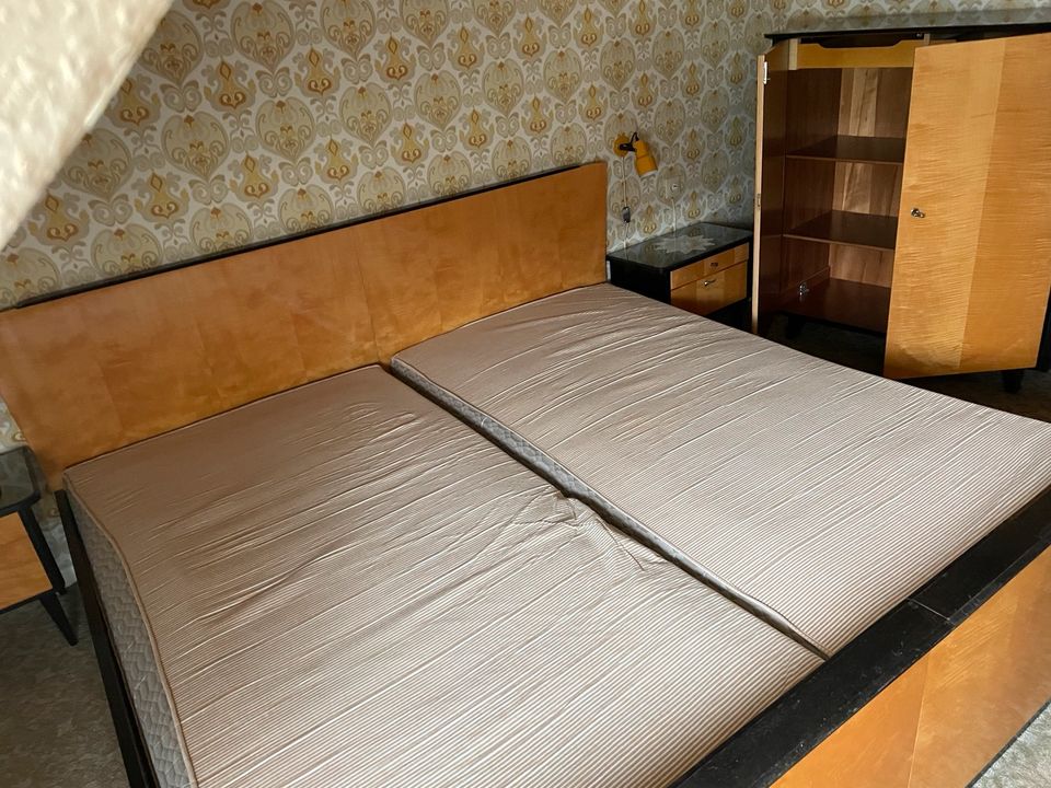Schlafzimmer 2 Nachtische, 2 Kleiderschrank, Doppelbett…1958 in Neunkirchen