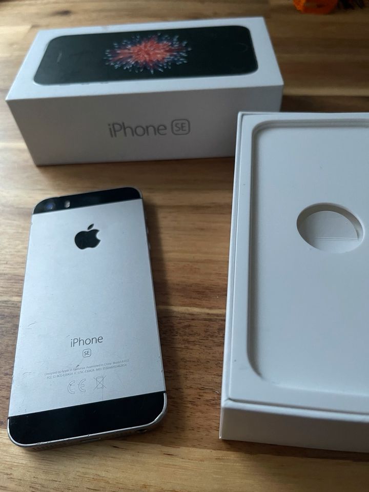 Apple iPhone SE Space grey 32 GB Handy Telefon Teil defekt in Stein