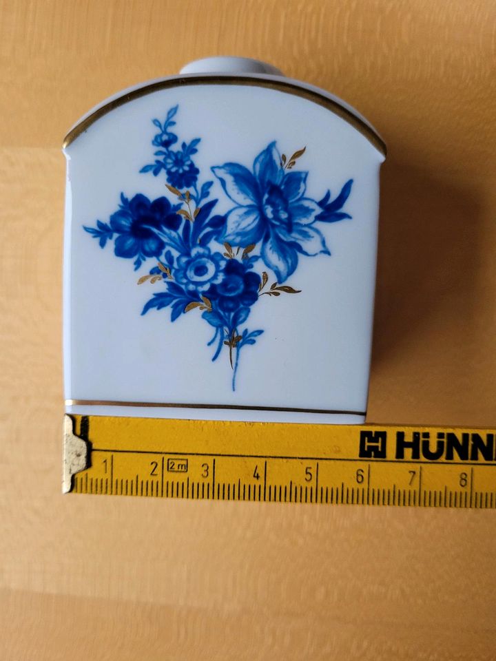 Meissen Teedose Aquatinta mit Blauer Blume / Goldstaffage in Mülheim (Ruhr)