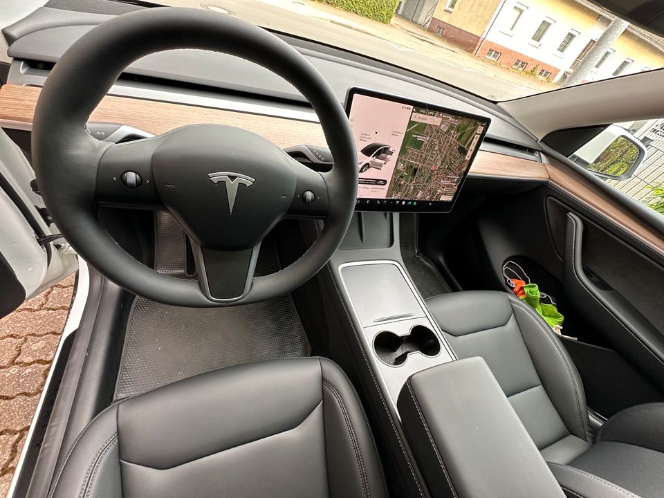 Tesla Model Y Long Range LR mit AHK in Stadthagen