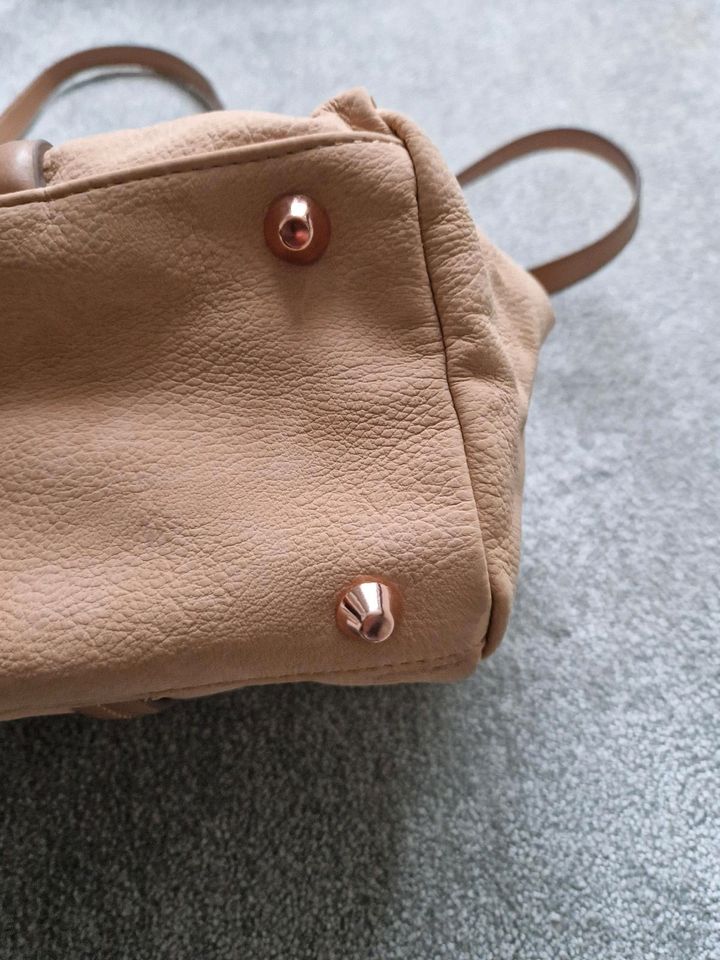 Tasche Zara Crossbody Bag Umhängetasche Hänkel groß beige in Berlin