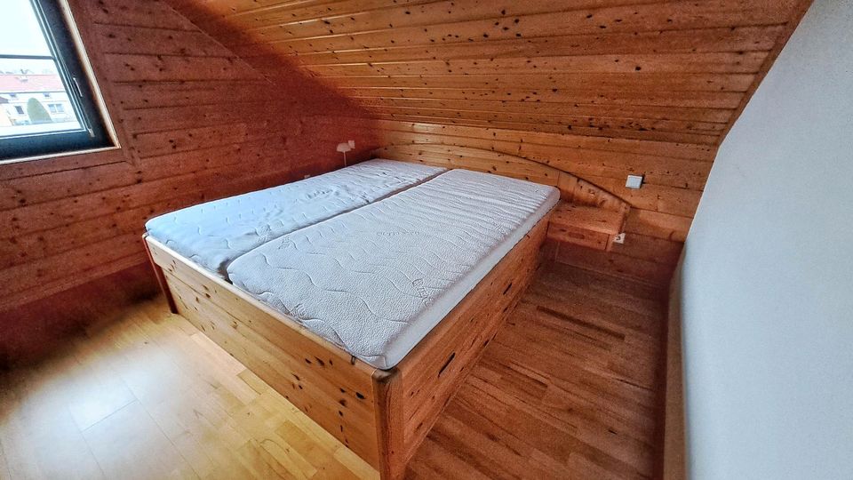 Massivholz Bett mit Lattenrost und Nachttischen in Neuenhagen